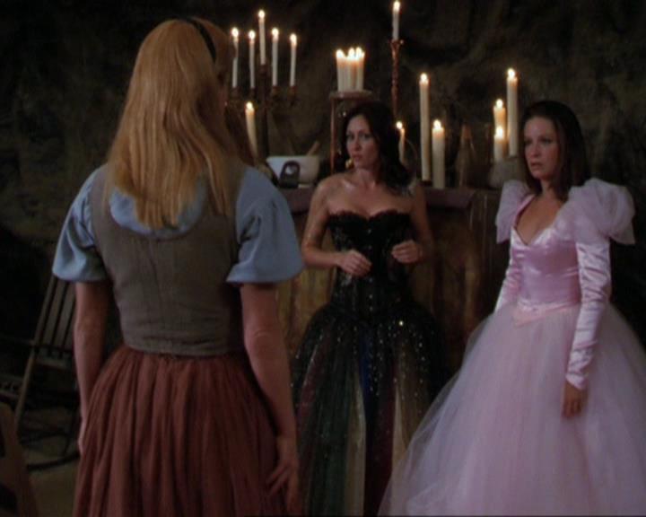 Charmed-Online_dot_net-3x04AllHalliwellsEve0641.jpg Charmed-Online_dot_net-3x04AllHalliwellsEve0641.jpg