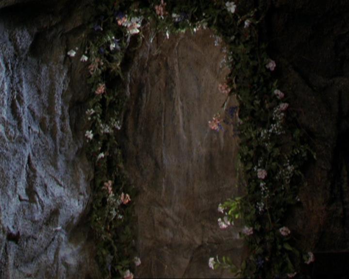 Charmed-Online_dot_net-3x04AllHalliwellsEve0655.jpg Charmed-Online_dot_net-3x04AllHalliwellsEve0655.jpg