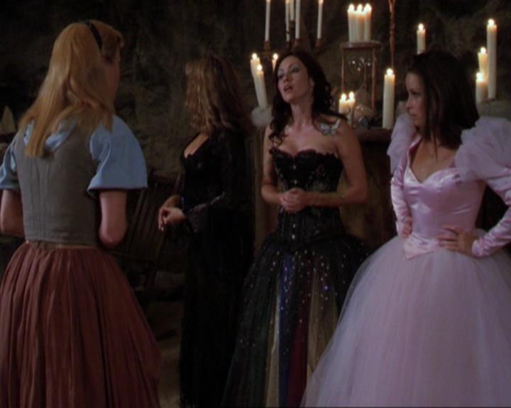Charmed-Online_dot_net-3x04AllHalliwellsEve0676.jpg Charmed-Online_dot_net-3x04AllHalliwellsEve0676.jpg