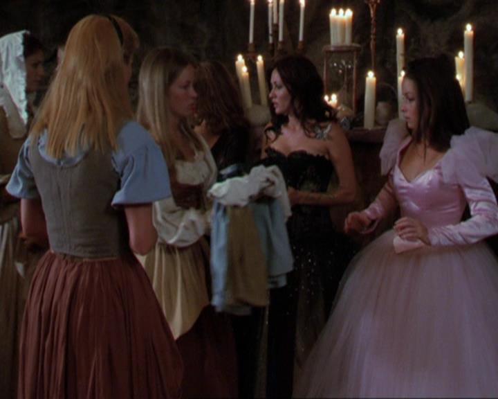 Charmed-Online_dot_net-3x04AllHalliwellsEve0679.jpg Charmed-Online_dot_net-3x04AllHalliwellsEve0679.jpg