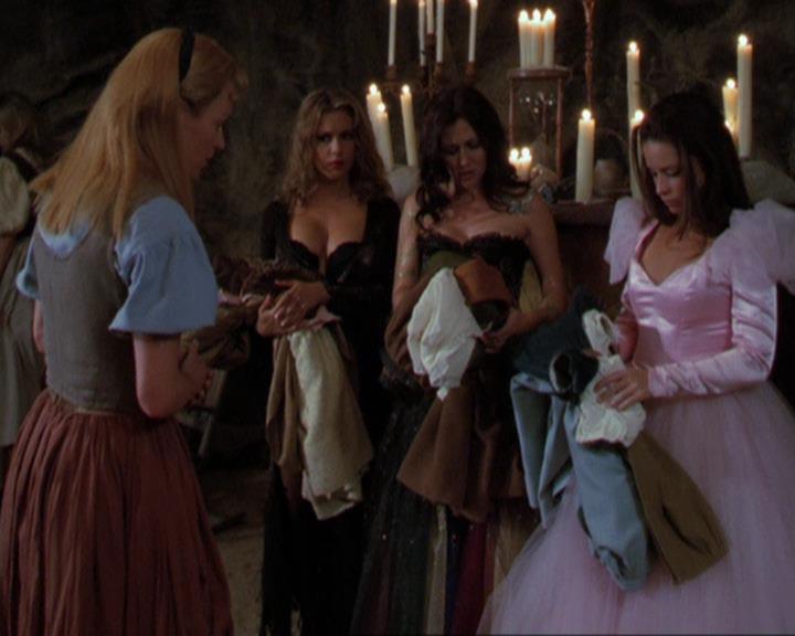 Charmed-Online_dot_net-3x04AllHalliwellsEve0683.jpg Charmed-Online_dot_net-3x04AllHalliwellsEve0683.jpg