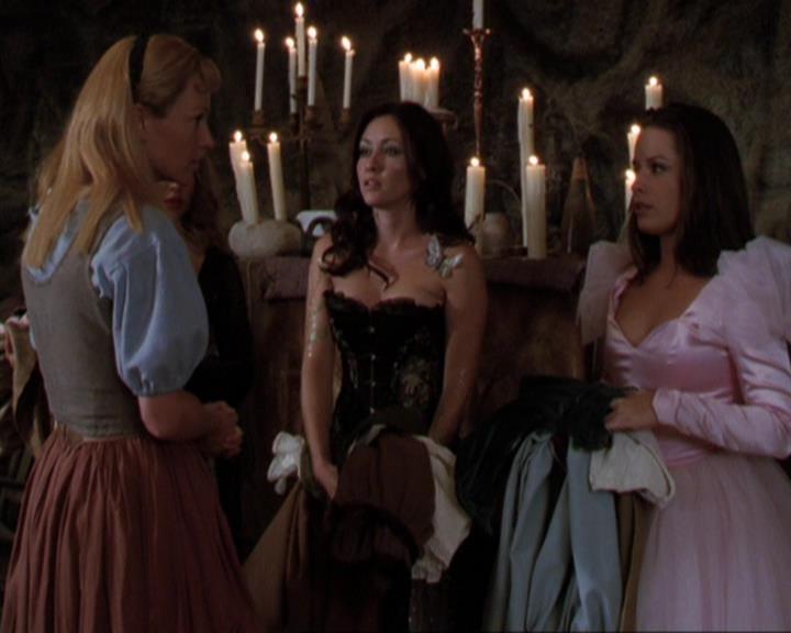 Charmed-Online_dot_net-3x04AllHalliwellsEve0686.jpg Charmed-Online_dot_net-3x04AllHalliwellsEve0686.jpg