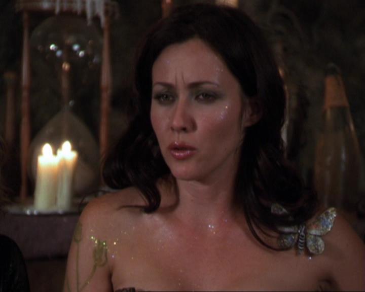 Charmed-Online_dot_net-3x04AllHalliwellsEve0694.jpg Charmed-Online_dot_net-3x04AllHalliwellsEve0694.jpg