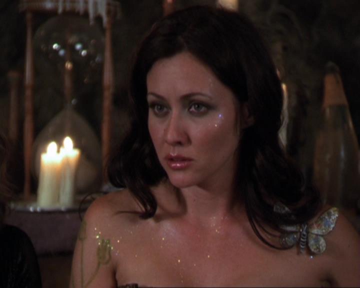 Charmed-Online_dot_net-3x04AllHalliwellsEve0699.jpg