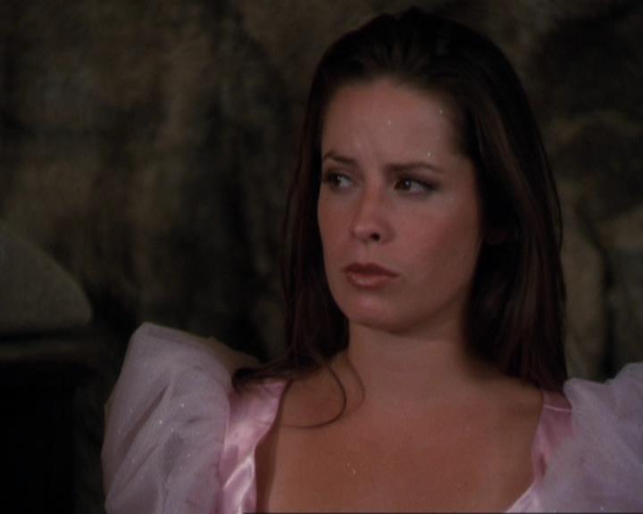 Charmed-Online_dot_net-3x04AllHalliwellsEve0718.jpg