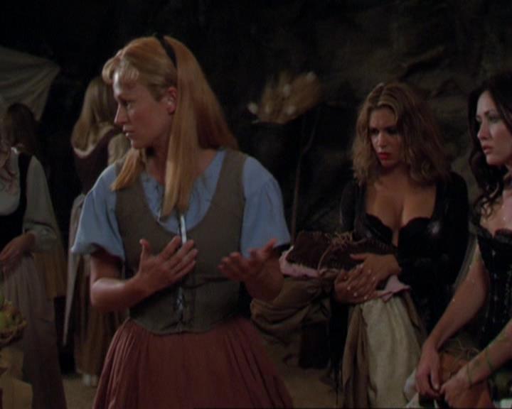 Charmed-Online_dot_net-3x04AllHalliwellsEve0720.jpg