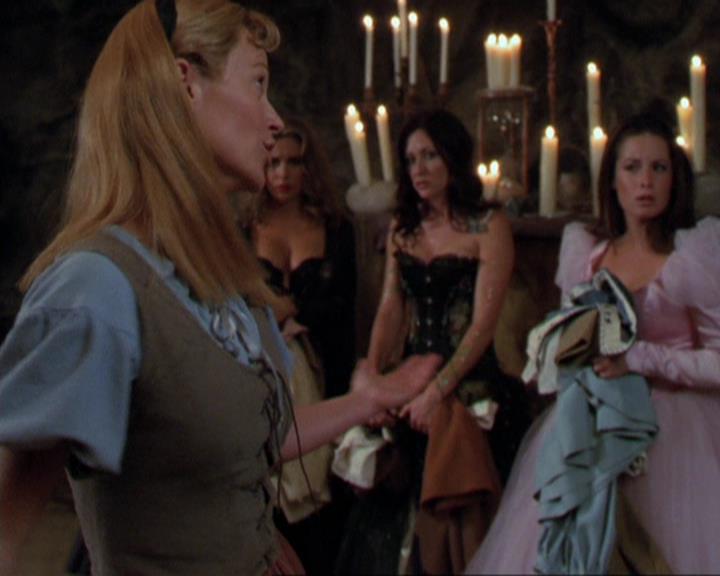 Charmed-Online_dot_net-3x04AllHalliwellsEve0723.jpg