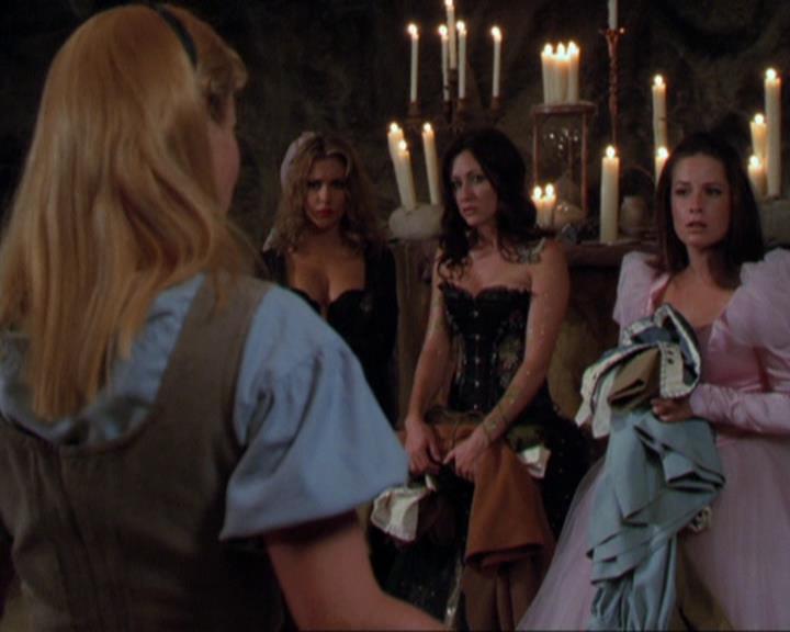 Charmed-Online_dot_net-3x04AllHalliwellsEve0724.jpg