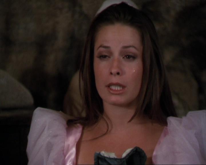 Charmed-Online_dot_net-3x04AllHalliwellsEve0745.jpg