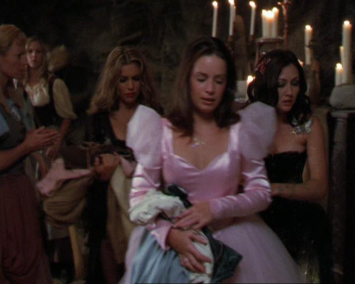 Charmed-Online_dot_net-3x04AllHalliwellsEve0767.jpg