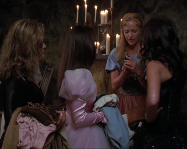 Charmed-Online_dot_net-3x04AllHalliwellsEve0786.jpg