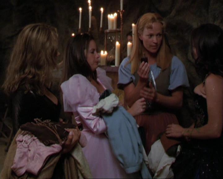 Charmed-Online_dot_net-3x04AllHalliwellsEve0787.jpg