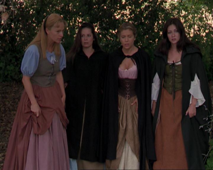 Charmed-Online_dot_net-3x04AllHalliwellsEve0809.jpg