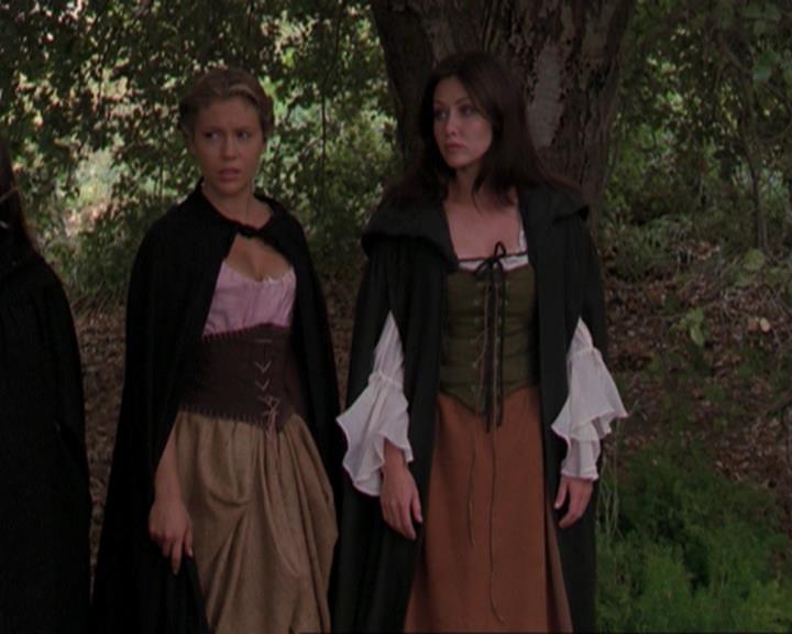 Charmed-Online_dot_net-3x04AllHalliwellsEve0813.jpg