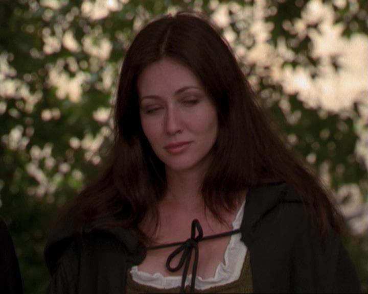 Charmed-Online_dot_net-3x04AllHalliwellsEve0831.jpg Charmed-Online_dot_net-3x04AllHalliwellsEve0831.jpg