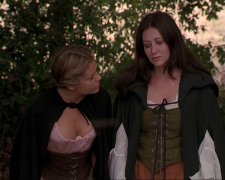 Charmed-Online_dot_net-3x04AllHalliwellsEve0836.jpg