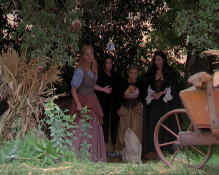 Charmed-Online_dot_net-3x04AllHalliwellsEve0837.jpg Charmed-Online_dot_net-3x04AllHalliwellsEve0837.jpg