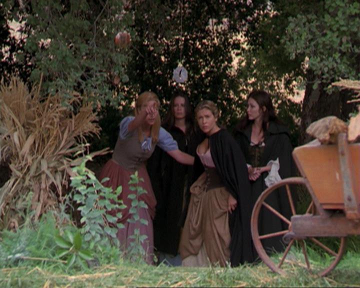 Charmed-Online_dot_net-3x04AllHalliwellsEve0840.jpg