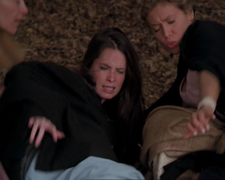 Charmed-Online_dot_net-3x04AllHalliwellsEve0860.jpg Charmed-Online_dot_net-3x04AllHalliwellsEve0860.jpg