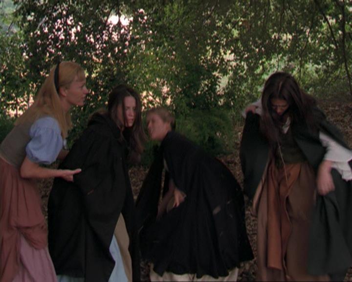 Charmed-Online_dot_net-3x04AllHalliwellsEve0863.jpg Charmed-Online_dot_net-3x04AllHalliwellsEve0863.jpg