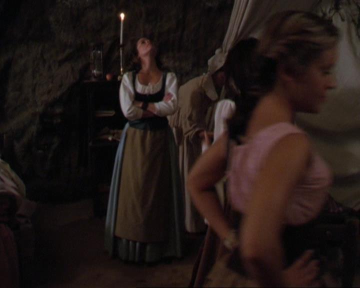 Charmed-Online_dot_net-3x04AllHalliwellsEve0961.jpg