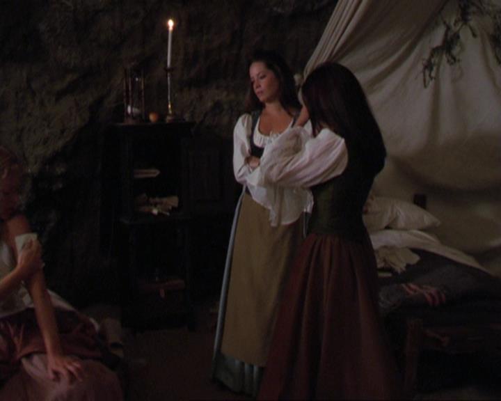 Charmed-Online_dot_net-3x04AllHalliwellsEve0962.jpg