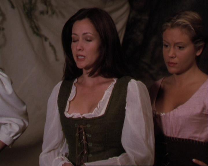 Charmed-Online_dot_net-3x04AllHalliwellsEve0984.jpg
