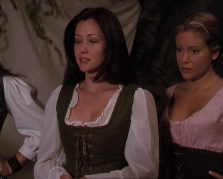 Charmed-Online_dot_net-3x04AllHalliwellsEve0985.jpg