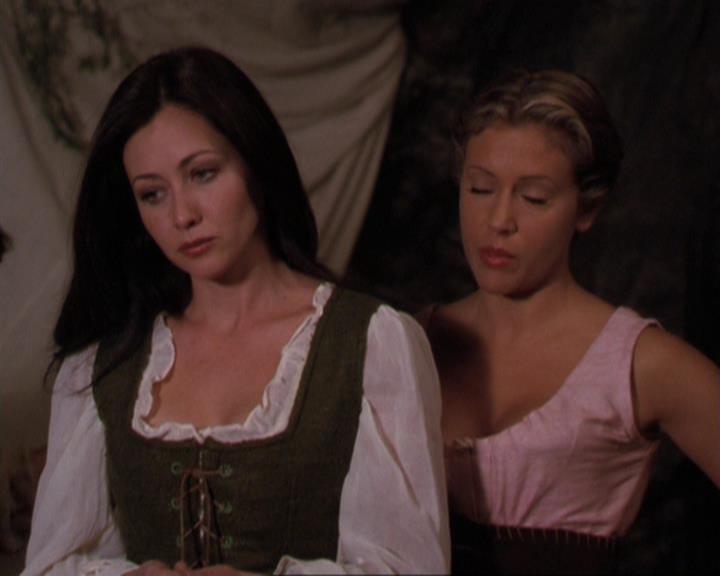 Charmed-Online_dot_net-3x04AllHalliwellsEve0994.jpg