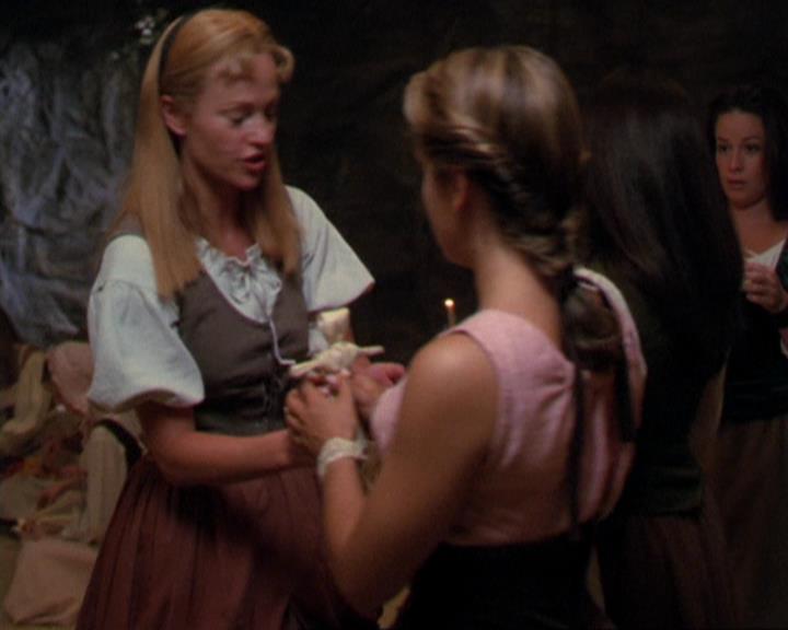 Charmed-Online_dot_net-3x04AllHalliwellsEve1211.jpg