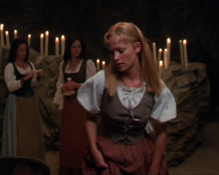 Charmed-Online_dot_net-3x04AllHalliwellsEve1216.jpg