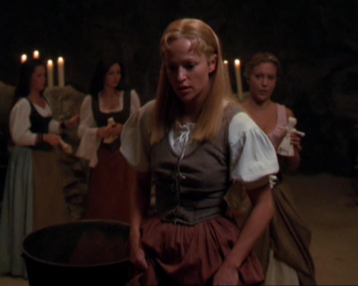 Charmed-Online_dot_net-3x04AllHalliwellsEve1217.jpg Charmed-Online_dot_net-3x04AllHalliwellsEve1217.jpg