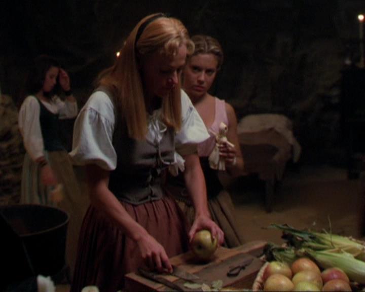 Charmed-Online_dot_net-3x04AllHalliwellsEve1219.jpg