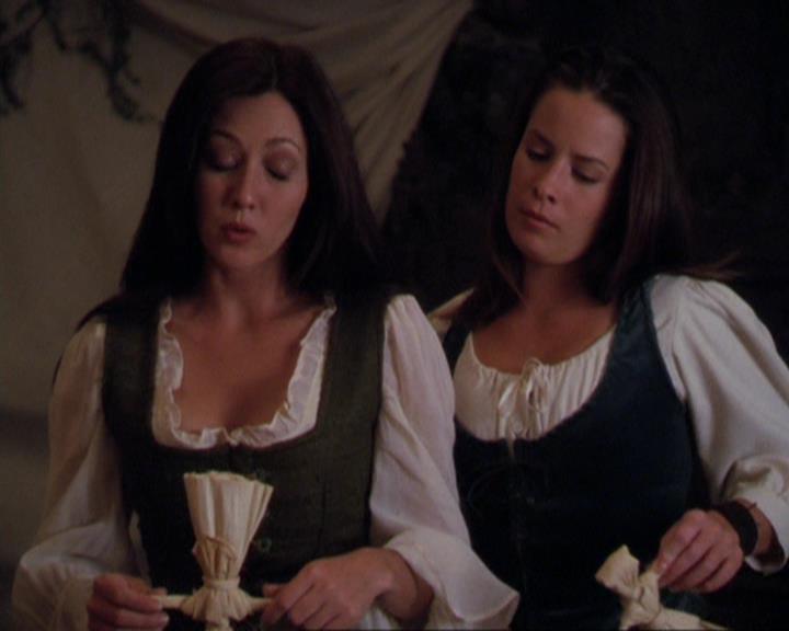 Charmed-Online_dot_net-3x04AllHalliwellsEve1229.jpg