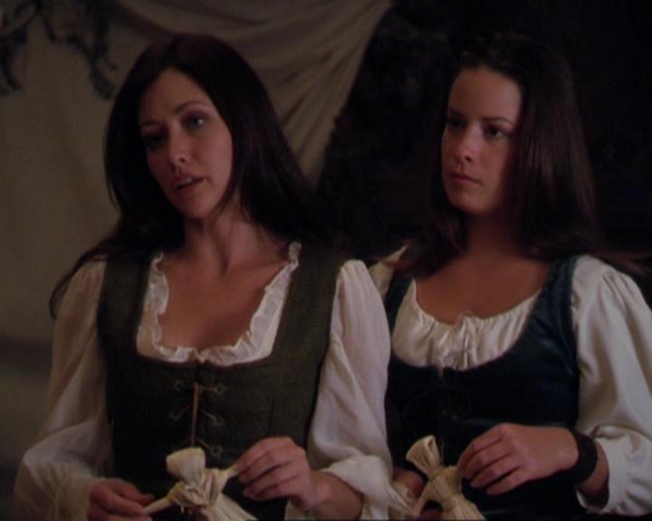 Charmed-Online_dot_net-3x04AllHalliwellsEve1231.jpg