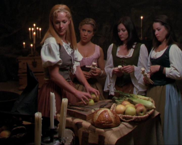 Charmed-Online_dot_net-3x04AllHalliwellsEve1239.jpg