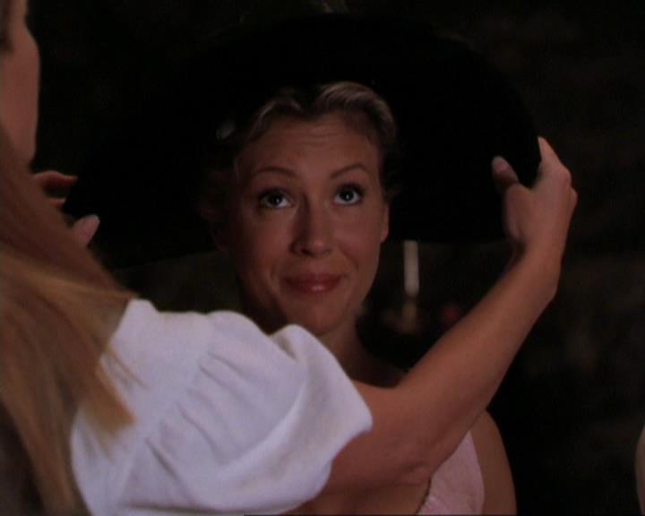 Charmed-Online_dot_net-3x04AllHalliwellsEve1244.jpg
