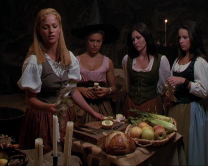 Charmed-Online_dot_net-3x04AllHalliwellsEve1271.jpg