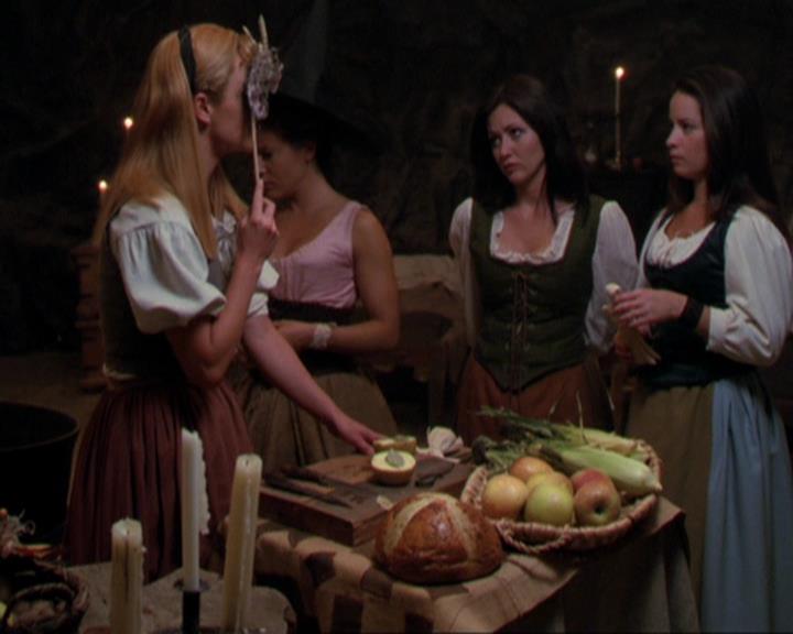 Charmed-Online_dot_net-3x04AllHalliwellsEve1273.jpg