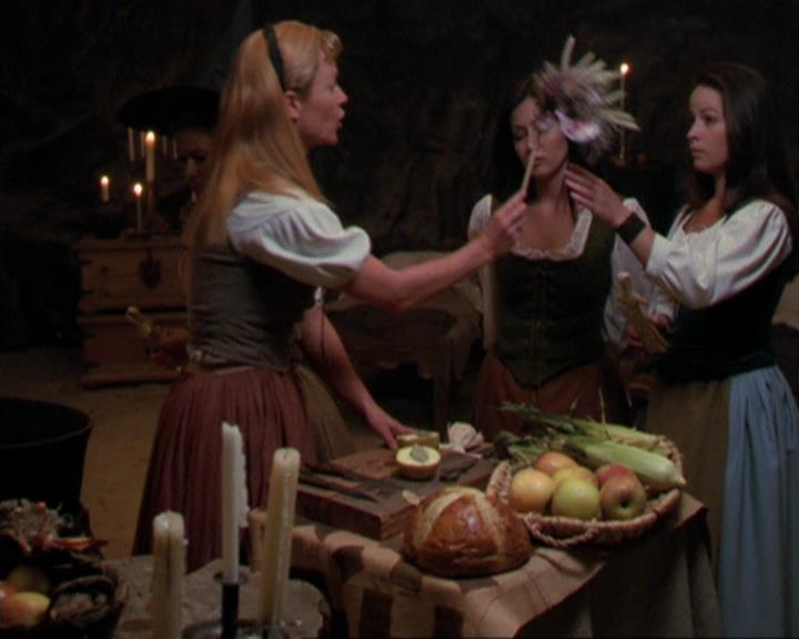 Charmed-Online_dot_net-3x04AllHalliwellsEve1274.jpg