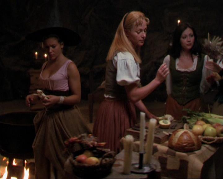 Charmed-Online_dot_net-3x04AllHalliwellsEve1275.jpg