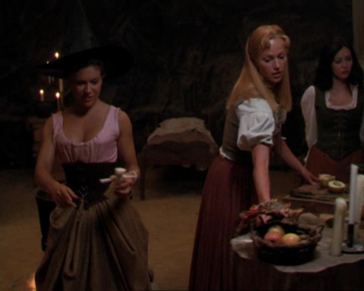 Charmed-Online_dot_net-3x04AllHalliwellsEve1276.jpg