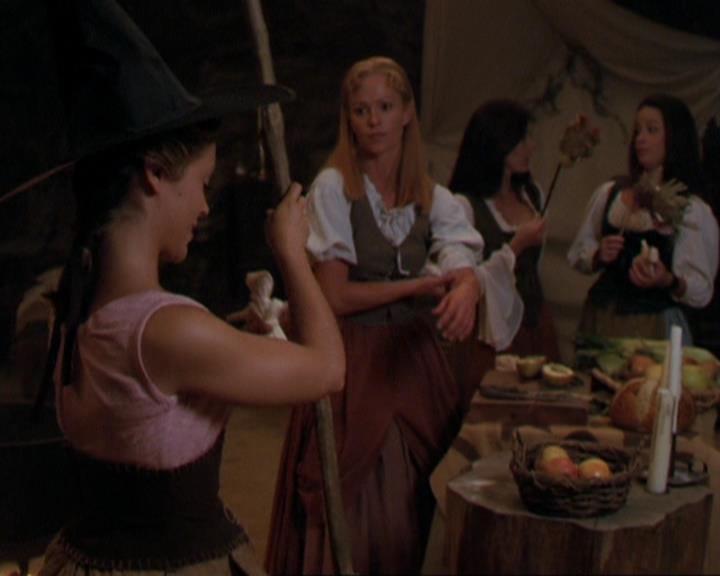 Charmed-Online_dot_net-3x04AllHalliwellsEve1281.jpg