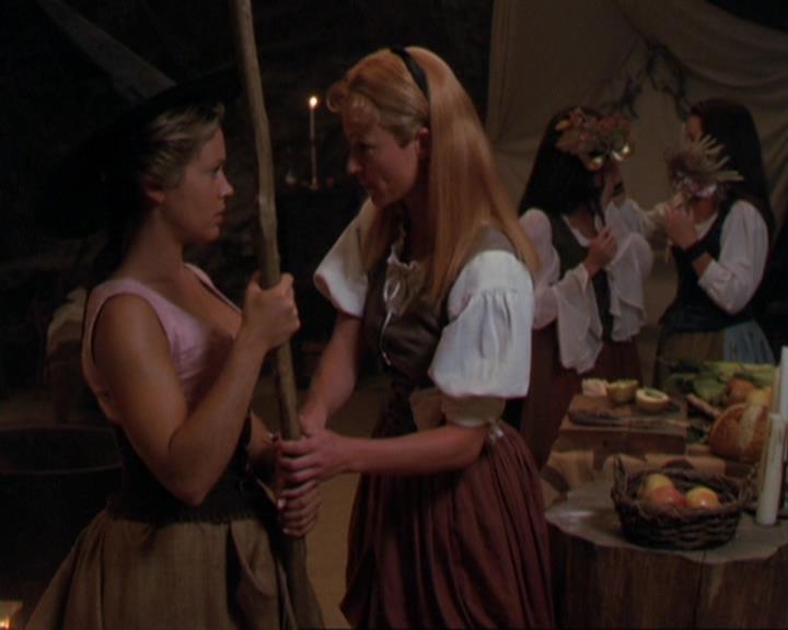 Charmed-Online_dot_net-3x04AllHalliwellsEve1289.jpg