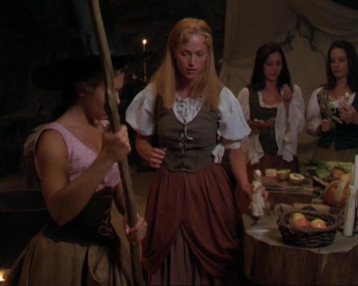 Charmed-Online_dot_net-3x04AllHalliwellsEve1294.jpg