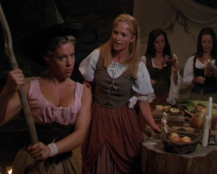Charmed-Online_dot_net-3x04AllHalliwellsEve1295.jpg