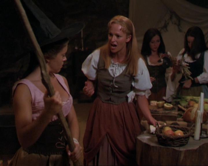Charmed-Online_dot_net-3x04AllHalliwellsEve1297.jpg