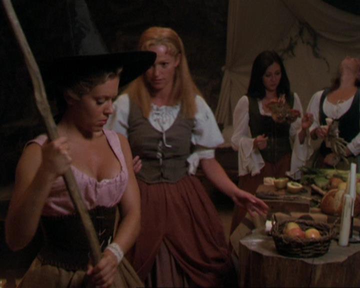 Charmed-Online_dot_net-3x04AllHalliwellsEve1298.jpg