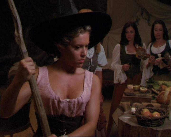 Charmed-Online_dot_net-3x04AllHalliwellsEve1301.jpg