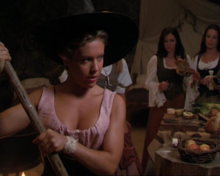 Charmed-Online_dot_net-3x04AllHalliwellsEve1302.jpg